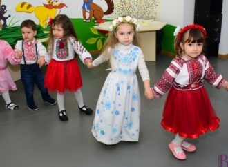 Малюки винниківського дитсадка привітали матусь із святом (Фото)