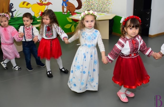 Малюки винниківського дитсадка привітали матусь із святом (Фото)