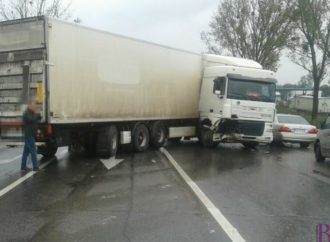 На мості у Винниках вантажівка не розминулася з «ВАЗом»