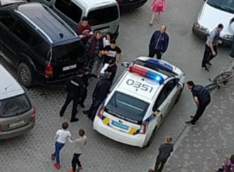У Винниках поліція та сусіди втихомирювали п‘яного горе-водія