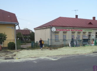 Ремонт тротуарів на вулиці Галицькій у Винниках планують завершити до першого вересня