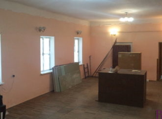 У БДЮТ Винник ремонтують сцену і зал
