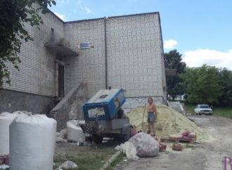 У Винниках ремонтують шкільний басейн