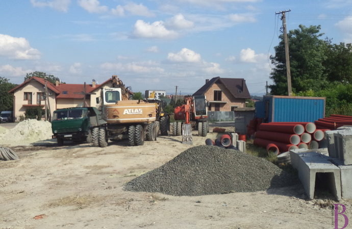 На вулиці Львівській у Винниках споруджують водо- та каналізаційну мережі