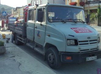 У Винниках встановлюють дорожні знаки на вулиці Галицькій