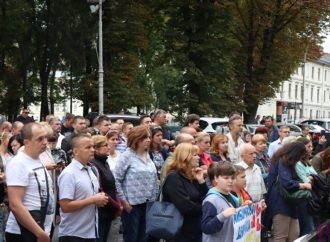 Під ЛОДА відбулася акція протесту проти будівництва цинкового заводу біля Винник (Відео)