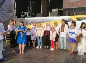 Дефіле у вишиванках: винниківчанки продемонстрували національне вбрання, яке виготовили власноруч (Фото)