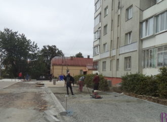 У Винниках облаштовують прибудинкову територію на вулиці Любич-Парахоняк,17