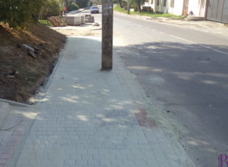 На вулиці Шевченка у Винниках забрукують частину тротуару
