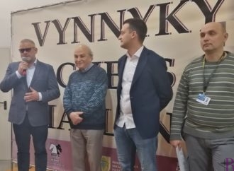 У міжнародному шаховому турнірі у Винниках за шахівницями змагаються 220 учасників