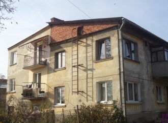 У Винниках відремонтували дах комунального будинку