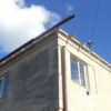 На вулиці Бандери у Винниках ремонтують дах комунального будинку