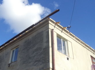 На вулиці Бандери у Винниках ремонтують дах комунального будинку