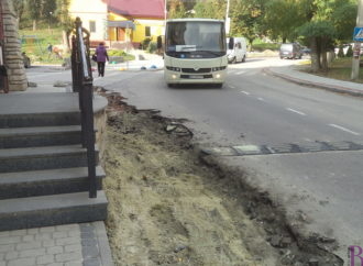 У Винниках забрукують тротуар на ще одній вулиці