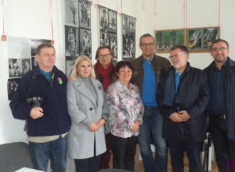 Іноземці оглянули виставку фотомитця Миколи Тинкалюка