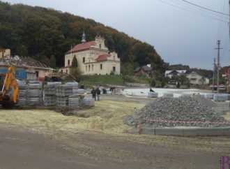 У Винниках брукують площу перед костелом і готуються до відкриття пам‘ятника Іванові-Павлу II