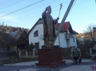 У Винниках завершують підготовку до відкриття пам‘ятника Іванові-Павлу II