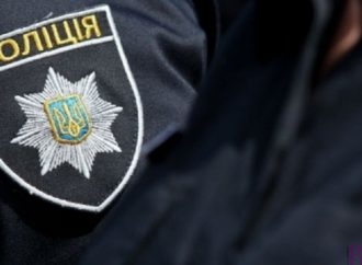 Поліція встановила особу зловмисника, який у Винниках битою трощив вікна машини та будинку