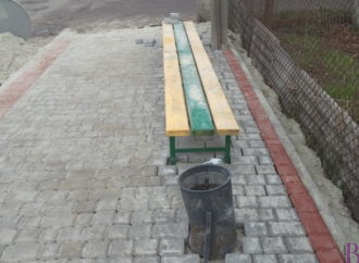 На вулиці Івана Франка у Винниках споруджують нові тротуари