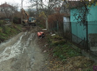 На вулиці Руській у Винниках споруджують дощову каналізацію