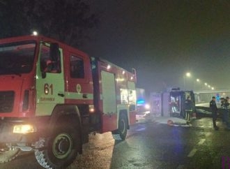 Неподалік винниківського мосту перекинулася вантажівка