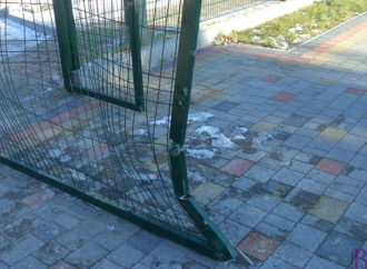 У дитячому садочку Винник пошкодили браму
