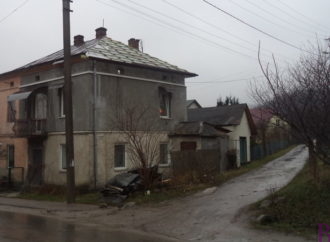 На вулиці Лесі Українки ремонтують дах комунального будинку