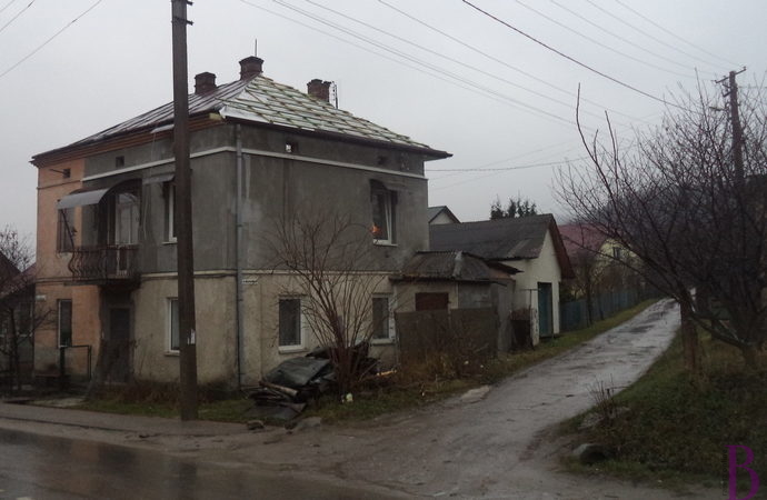 На вулиці Лесі Українки ремонтують дах комунального будинку
