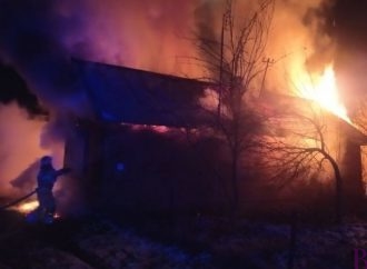 Після пожежі у Винниках, вогнеборці рятували дерев’яний будинок у Чижикові