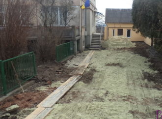 У винниківській школі «Берегиня» забрукують подвір‘я