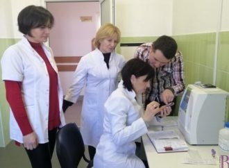 Аналіз крові тепер робитимуть за дві хвилини: поліклініка Винник отримала сучасний гематологічний аналізатор