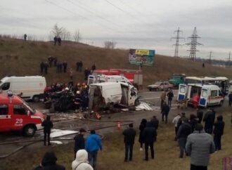 Автотроща у Чишках: винниківські рятувальники вирізали з авто батька й сина та водія буса (фоторепортаж)