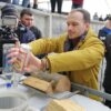 У Винниках розпочали утилізовувати 14 тонн алкоголю-фальсифікату: першу пляшку вилив міністр юстиції (фото)