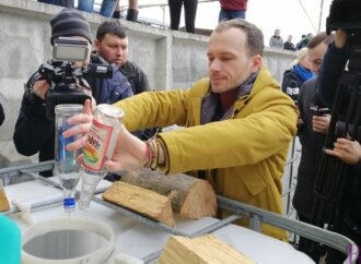 У Винниках розпочали утилізовувати 14 тонн алкоголю-фальсифікату: першу пляшку вилив міністр юстиції (фото)