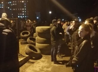 22:30: біля госпіталю все більше й більше винниківчан (фоторепортаж, відео)