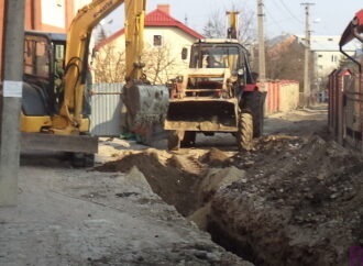 На вулиці Незалежності у Винниках споруджують дощову та каналізаційну мережі