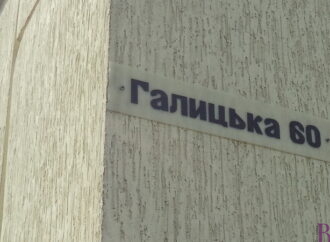 У Винниках ремонтують дах ще одного комунального будинку