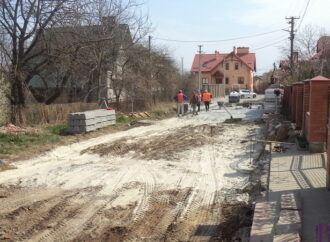 У Винниках забруковують вулицю Хортицьку