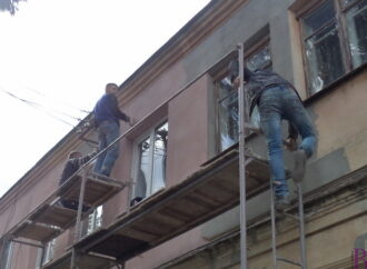 У Винниках ремонтують фасад багатоквартирного будинку
