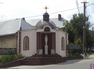 У Винниках відремонтували постамент і накриття фігури Матері Божої