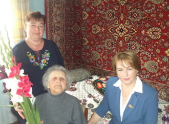 Винниківська міськрада привітала з 90-річчям винниківчанку Катерину Хоменко