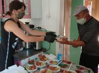 Обладнання та продукти на обід: проєкт «Оселі» «Функціонування кухні Осередку підтримки бездомних людей» втілюють у життя