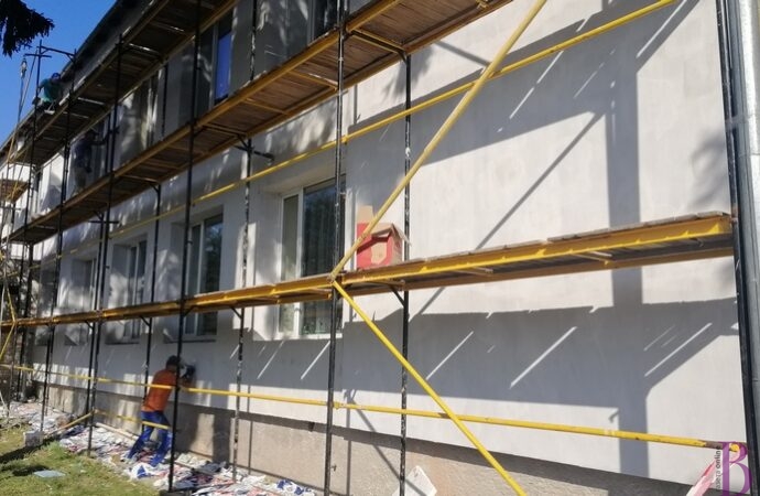 У Винниках вперше за понад чотири десятиліття ремонтують і утеплюють фасад дитсадка