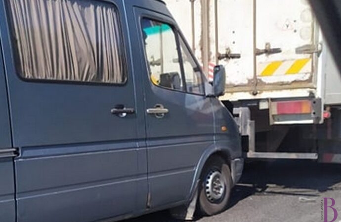 На світлофорі у Чишках знову ДТП: рух на кільцевій майже припинився