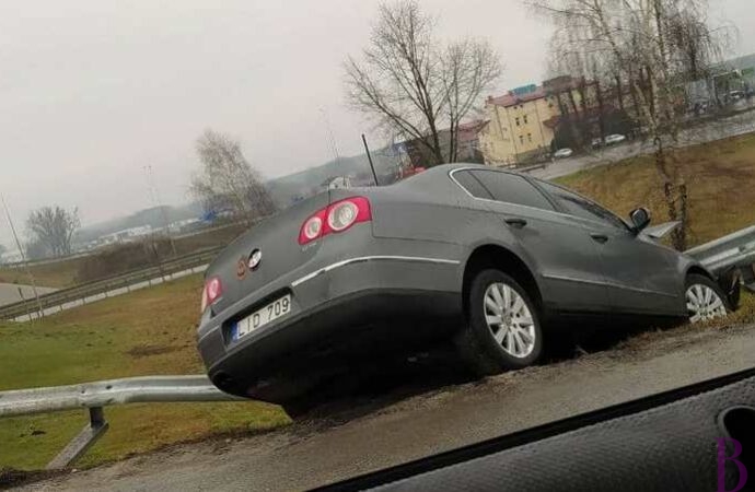 За мостом у Винниках «Фольксваген» влетів у відбійник