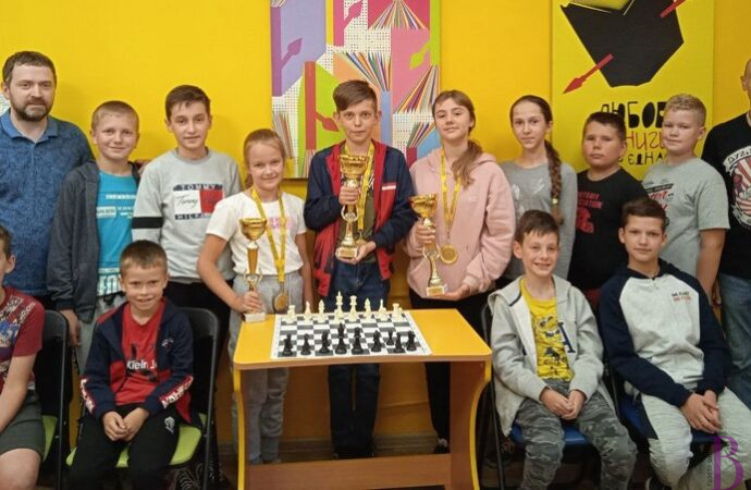 Школа шахів «ТРИ КОРОЛІ» у Винниках запрошує дітей