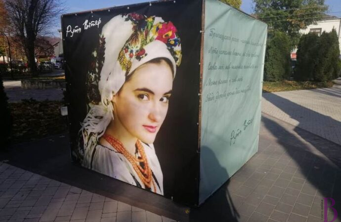 У пам’ять про талановиту мисткиню Руту Вітер у Винниках встановили куби з її фото та рядками поезій (фото)