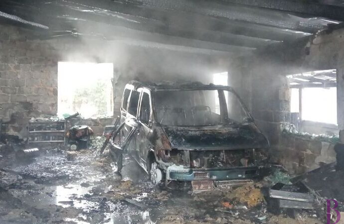 У селі Чишки згоріло дві машини