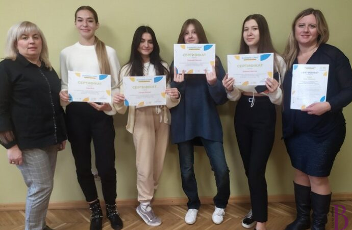 Власноруч роблять крафтовий папір: учні СЗШ № 29 знайшли спосіб повторного використання товарних чеків (відео)