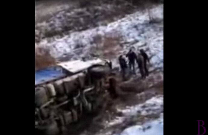 ДТП: біля Підбірців вантажівка перекинулася в кювет (відео)